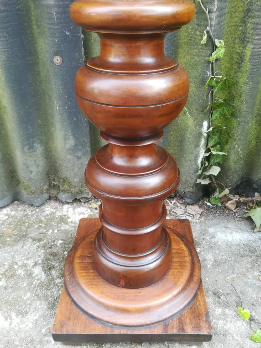 Colonne cannelée en noyer