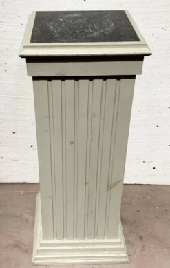Colonne carrée de présentation en hetre patiné XX siècle