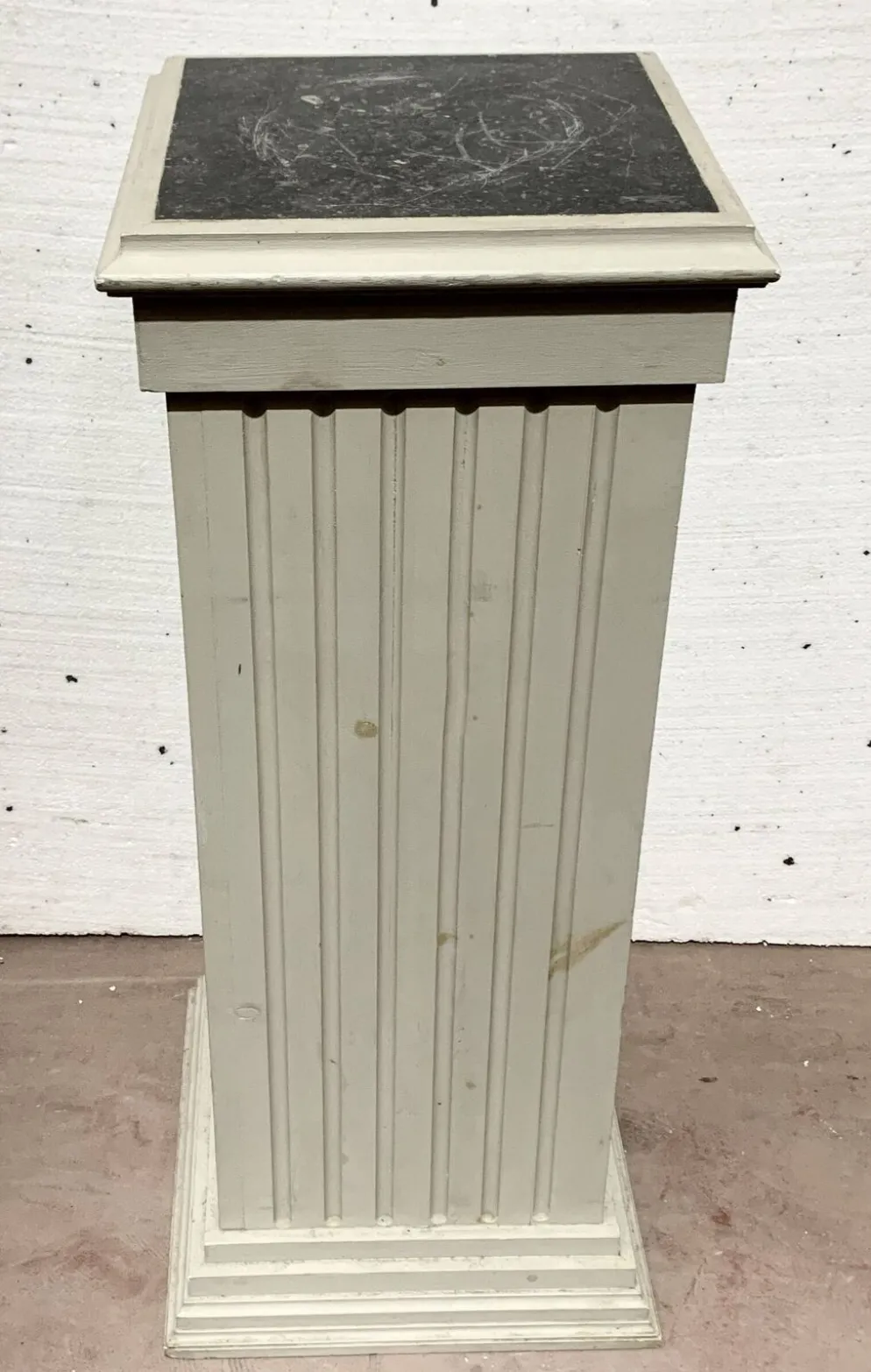 Colonne carrée de présentation en hetre patiné XX siècle