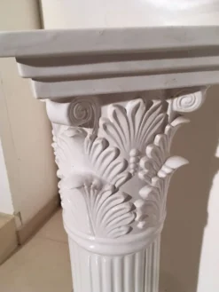 Colonne corinthienne en faïence blanche
