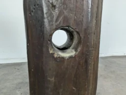 Colonne de présentation brutaliste en chêne massif