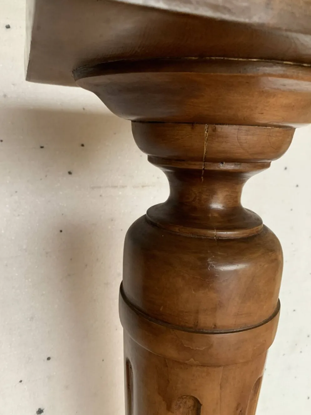 Colonne de présentation de style Louis XVI en hetre teinté XX siècle