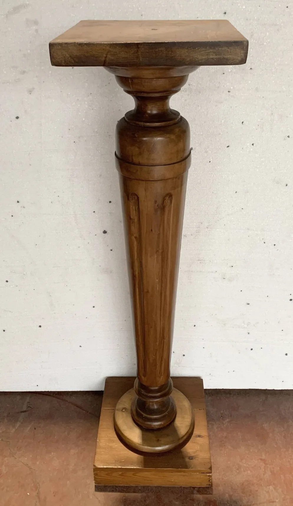 Colonne de présentation de style Louis XVI en hetre teinté XX siècle