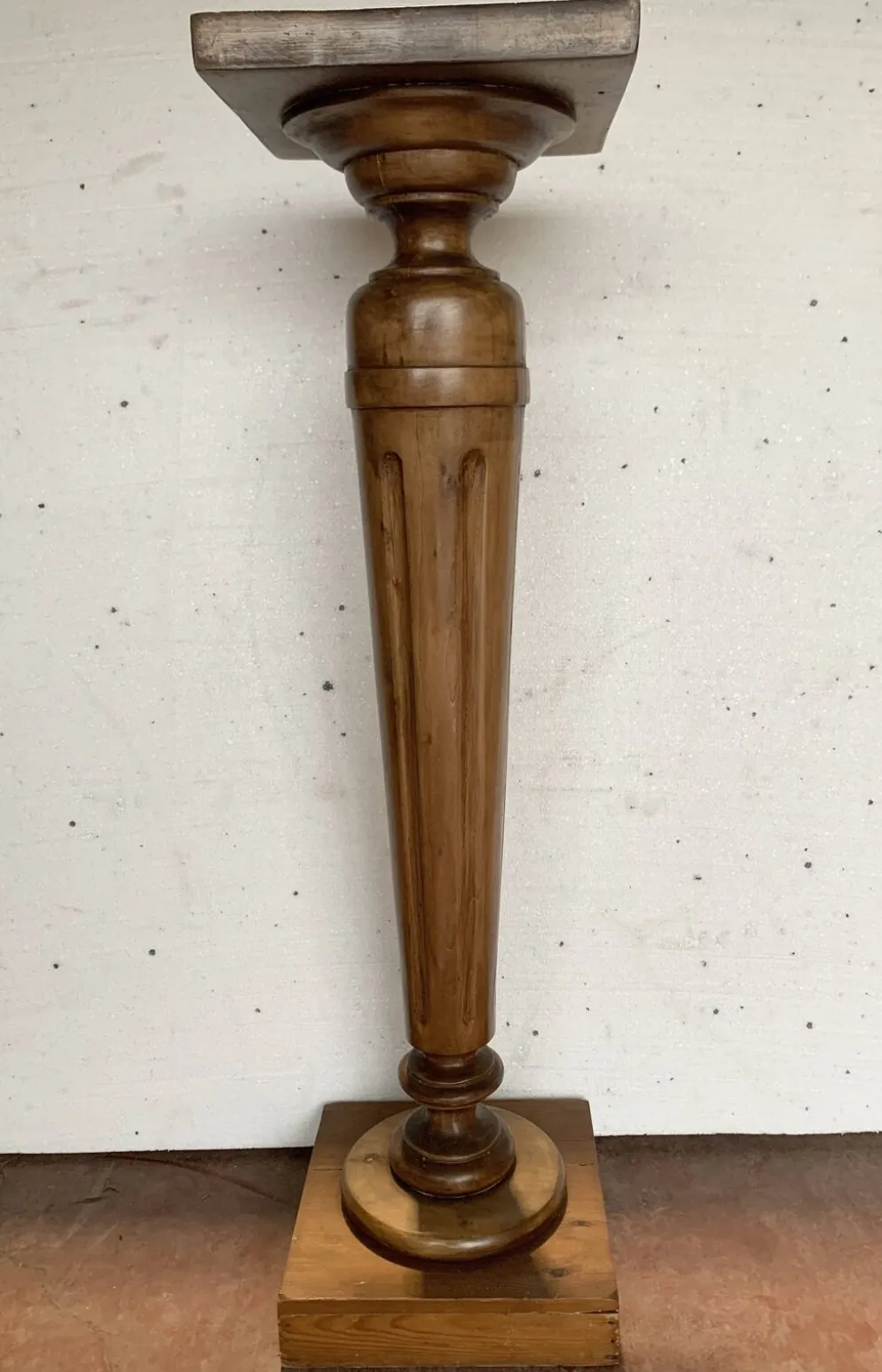 Colonne de présentation de style Louis XVI en hetre teinté XX siècle
