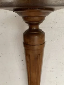 Colonne de présentation de style Louis XVI en hetre teinté XX siècle