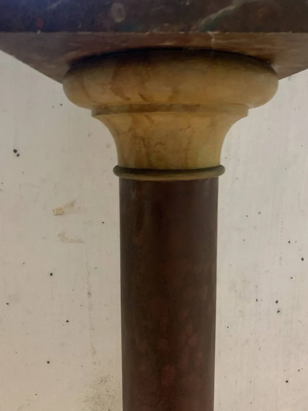 Colonne de présentation de style Louis XVI en hetre patiné XX siècle