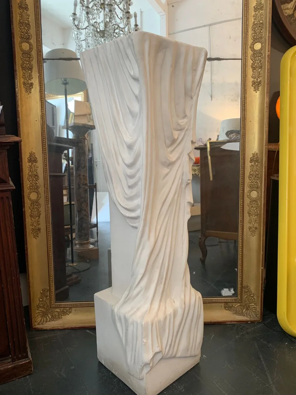 Colonne de présentation en plâtre du XXeme siècle