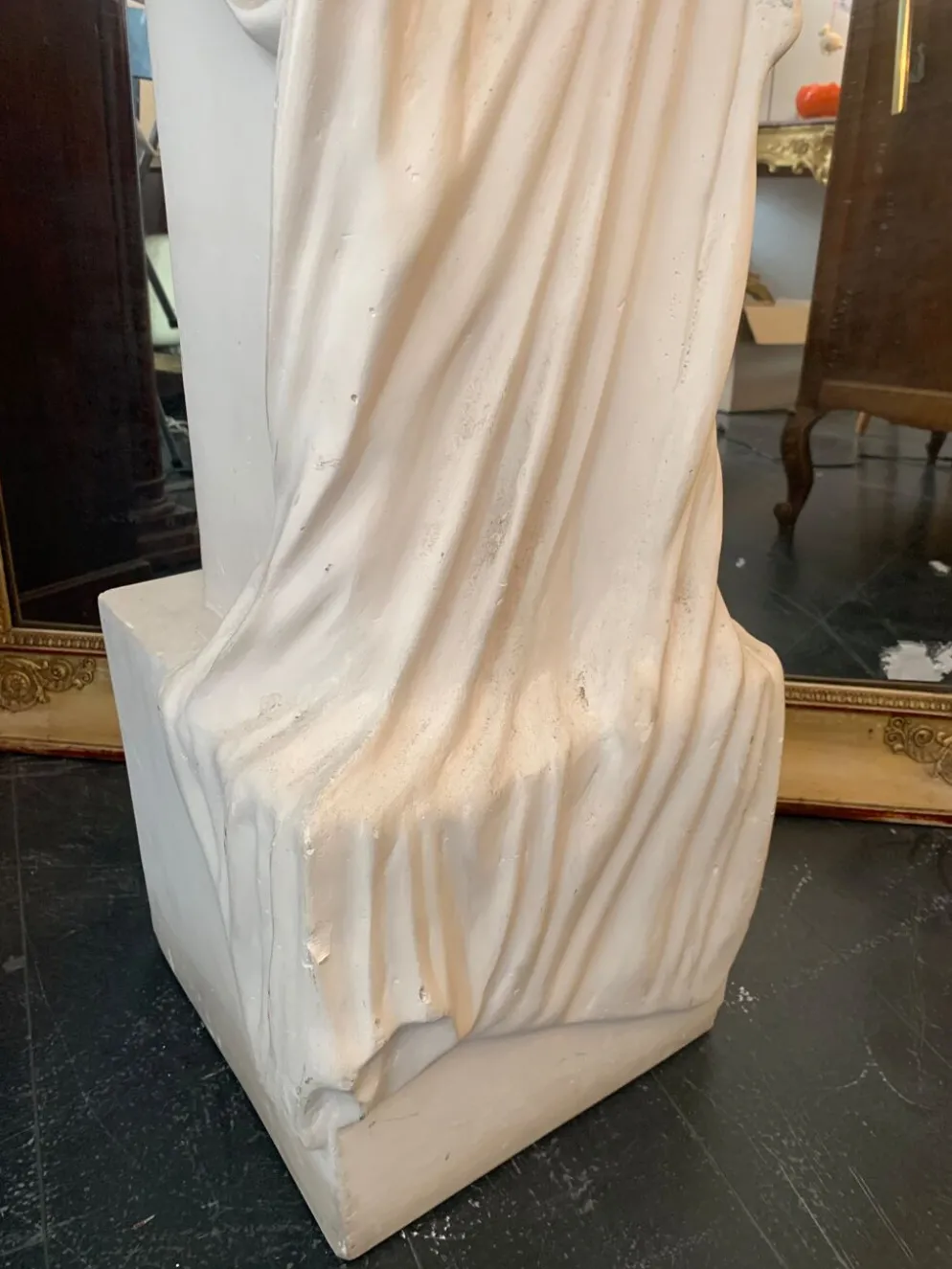 Colonne de présentation en plâtre du XXeme siècle