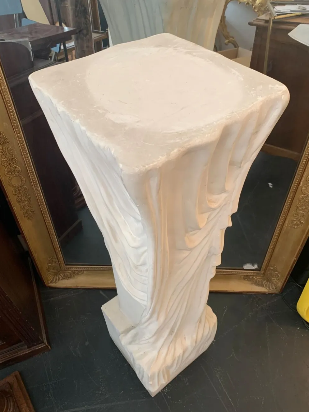 Colonne de présentation en plâtre du XXeme siècle