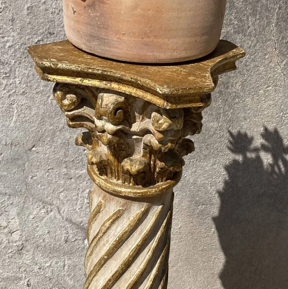 Colonne en bois style corinthien avec dorures