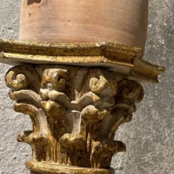 Colonne en bois style corinthien avec dorures