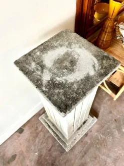 Colonne en béton gris