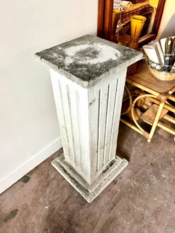 Colonne en béton gris