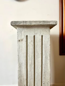 Colonne en béton gris