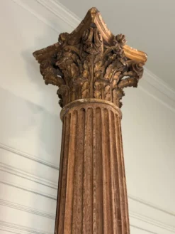 Colonne en chêne sculpté, fût cannelé et chapiteau corinthien, XVIIIème siècle