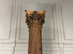 Colonne en chêne sculpté, fût cannelé et chapiteau corinthien, XVIIIème siècle