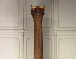 Colonne en chêne sculpté, fût cannelé et chapiteau corinthien, XVIIIème siècle