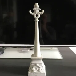 Colonne en fonte patinée blanc