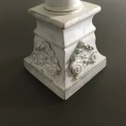 Colonne en fonte patinée blanc