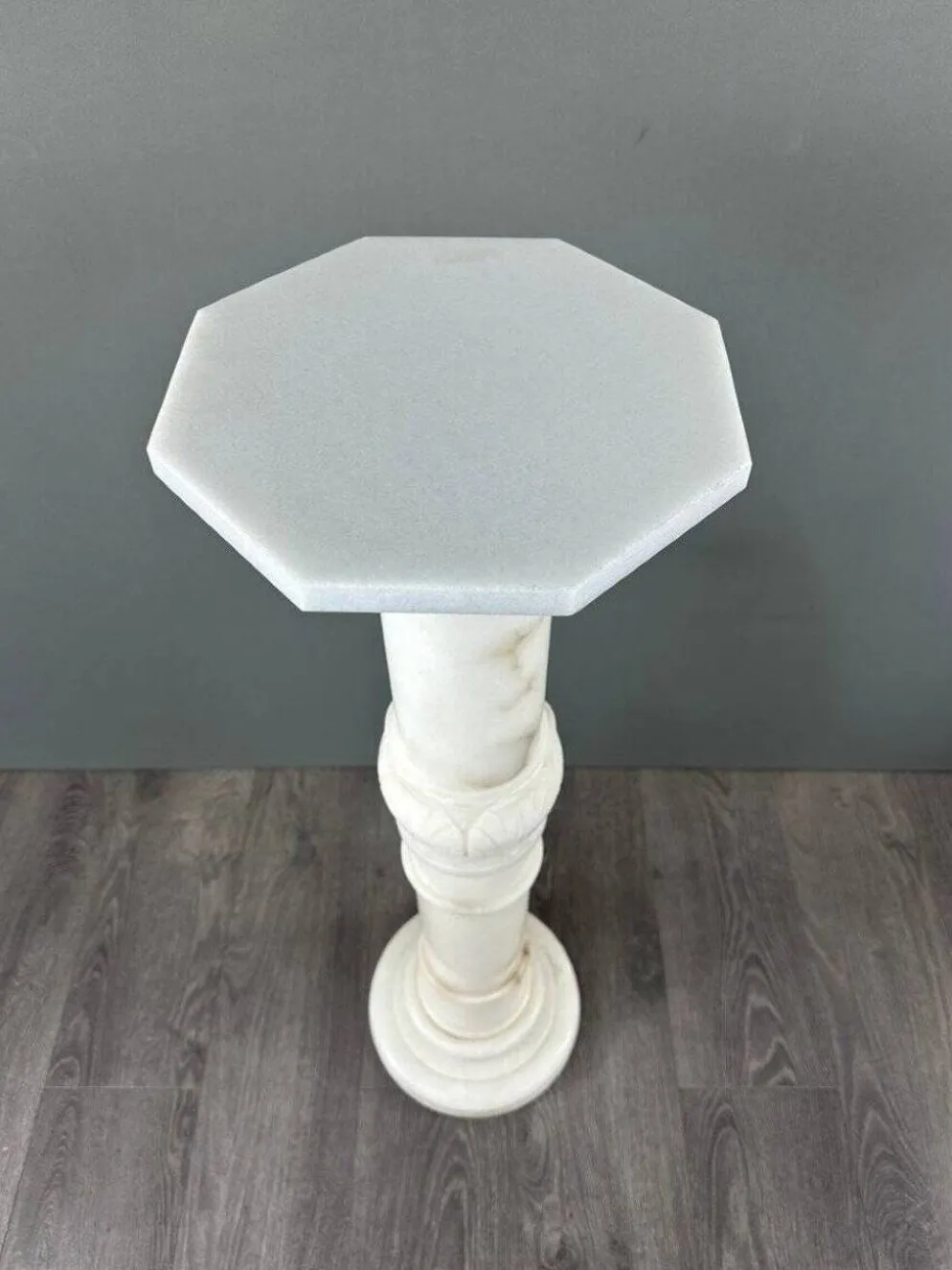Colonne En Marbre Blanc Sculpté, Milieu Du XXe Siècle