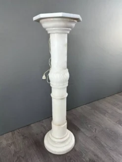 Colonne En Marbre Blanc Sculpté, Milieu Du XXe Siècle