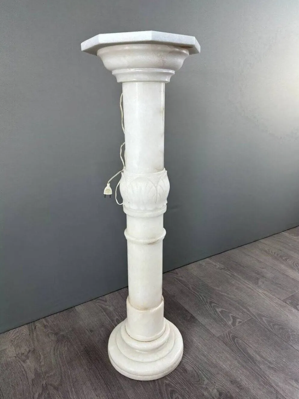 Colonne En Marbre Blanc Sculpté, Milieu Du XXe Siècle