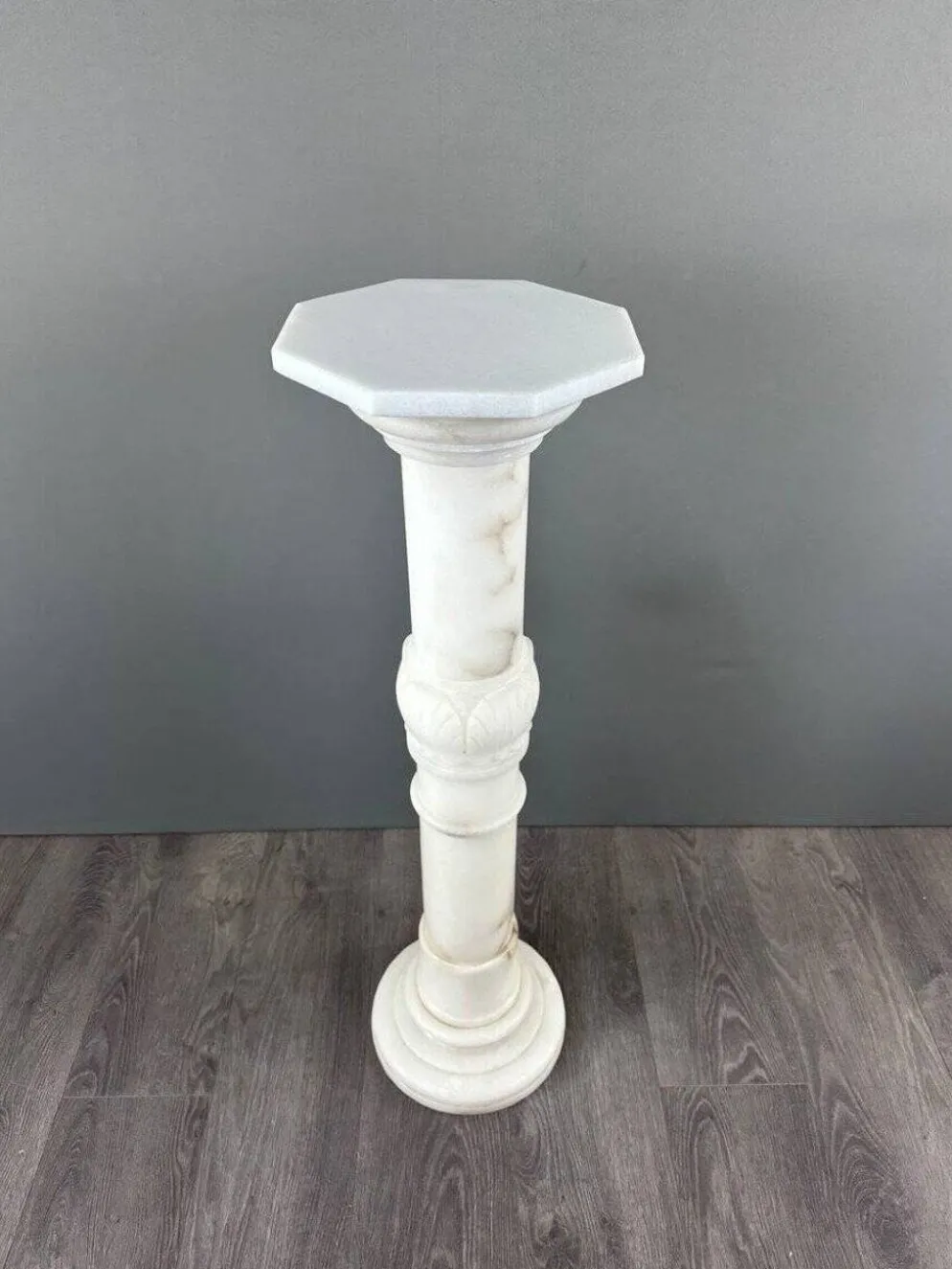Colonne En Marbre Blanc Sculpté, Milieu Du XXe Siècle