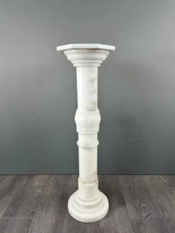 Colonne En Marbre Blanc Sculpté, Milieu Du XXe Siècle