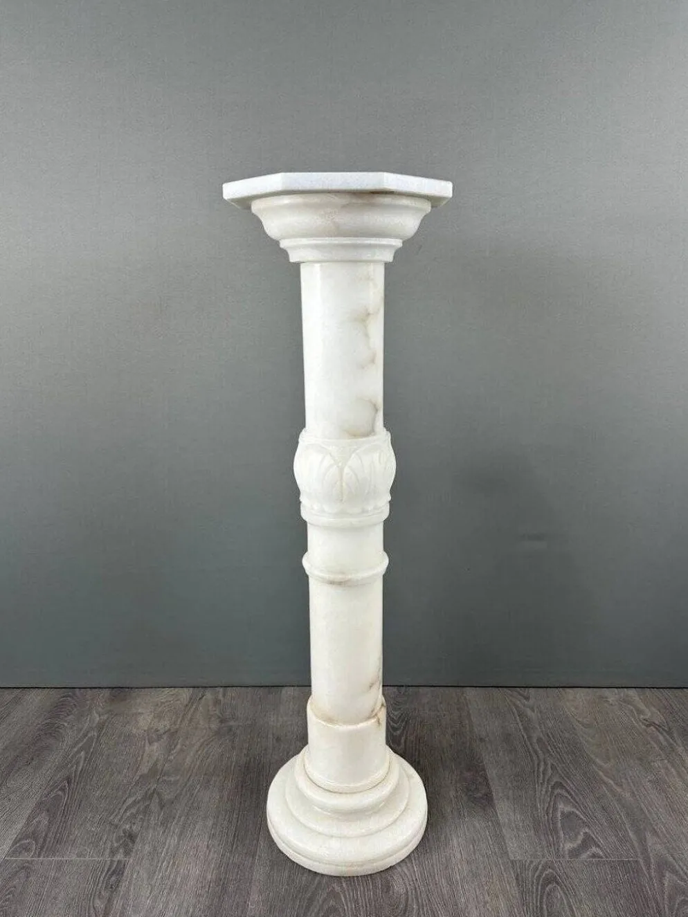 Colonne En Marbre Blanc Sculpté, Milieu Du XXe Siècle