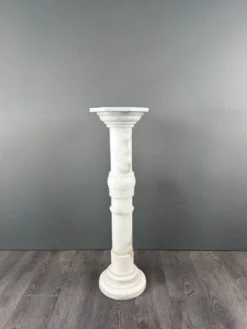 Colonne En Marbre Blanc Sculpté, Milieu Du XXe Siècle
