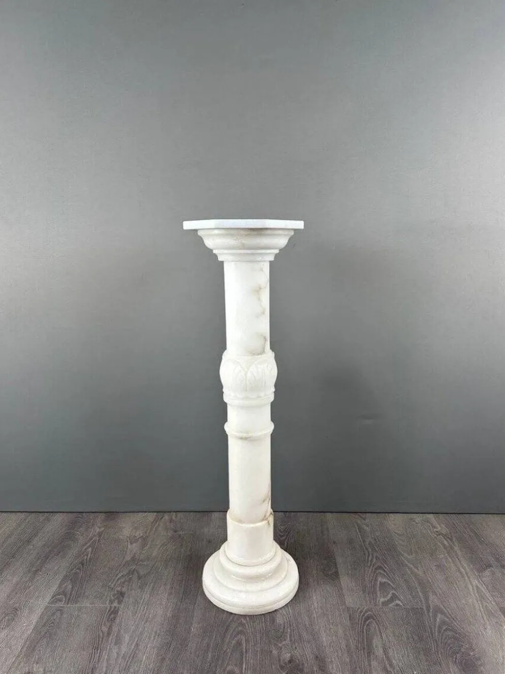 Colonne En Marbre Blanc Sculpté, Milieu Du XXe Siècle