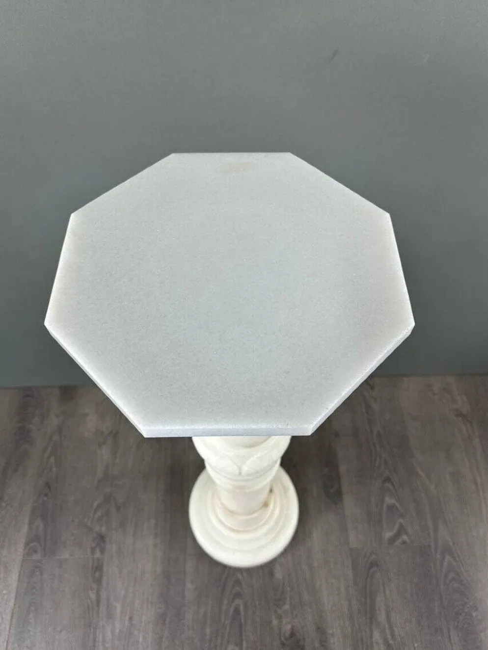 Colonne En Marbre Blanc Sculpté, Milieu Du XXe Siècle