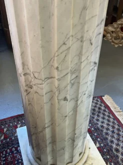 Colonne en marbre plein blanc veiné de gris, décor en cannelures verticales, 110 cm