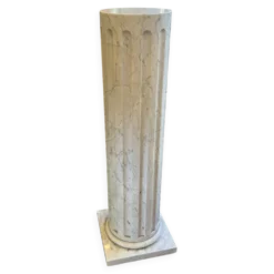 Colonne en marbre plein blanc veiné de gris, décor en cannelures verticales, 110 cm