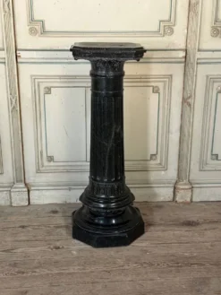 Colonne en marbre vert serpentine, vers 1880
