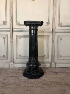Colonne en marbre vert serpentine, vers 1880
