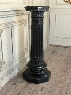 Colonne en marbre vert serpentine, vers 1880