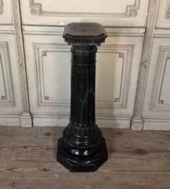 Colonne en marbre vert serpentine, vers 1880