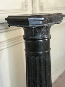 Colonne en marbre vert serpentine, vers 1880
