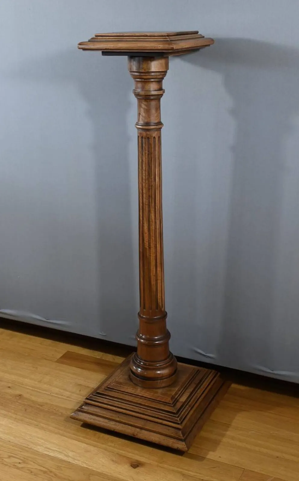Colonne en Noyer, style Louis XVI – 1920