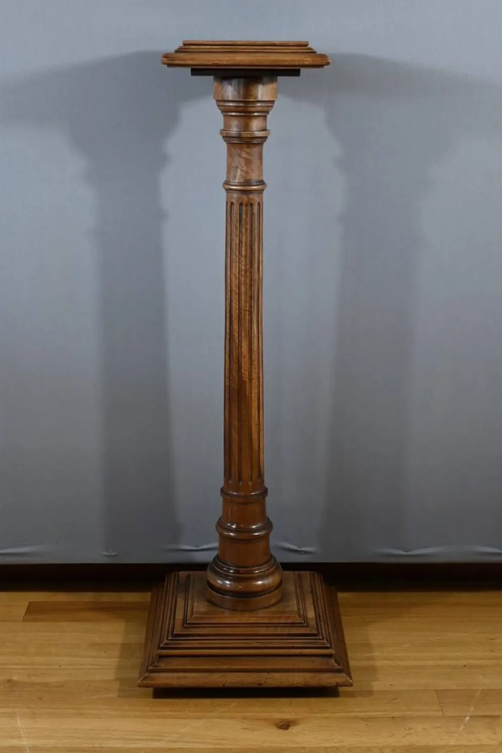 Colonne en Noyer, style Louis XVI – 1920