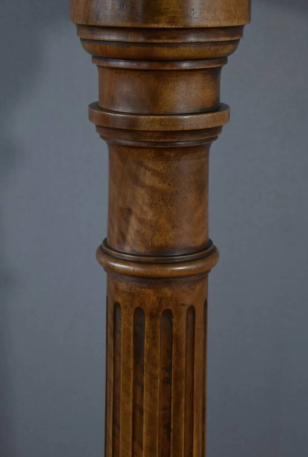 Colonne en Noyer, style Louis XVI – 1920