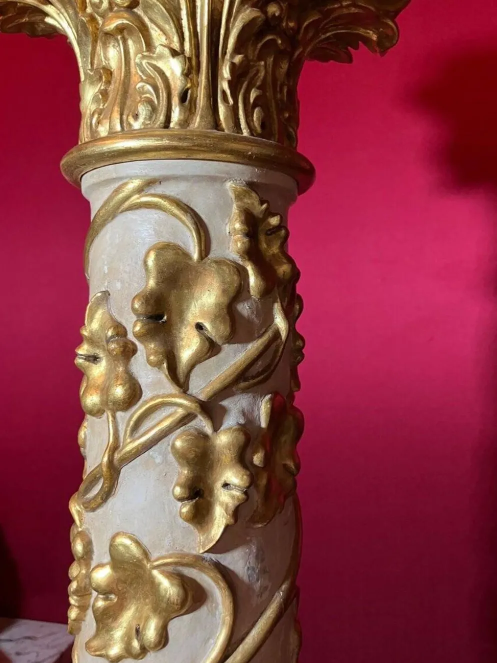 Colonne en piédestal italienne en laque blanche et feuille d'or