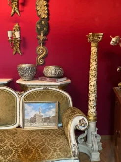 Colonne en piédestal italienne en laque blanche et feuille d'or