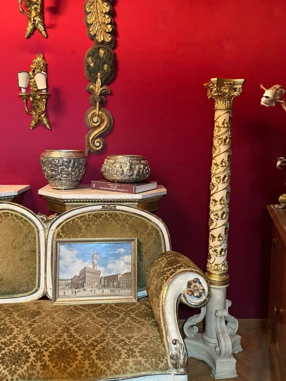 Colonne en piédestal italienne en laque blanche et feuille d'or