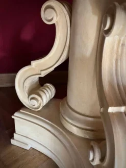 Colonne en piédestal italienne en laque blanche et feuille d'or