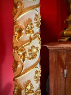 Colonne en piédestal italienne en laque blanche et feuille d'or