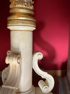 Colonne en piédestal italienne en laque blanche et feuille d'or