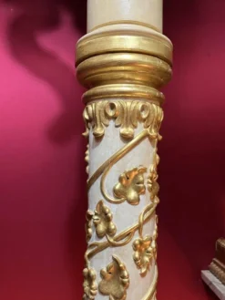 Colonne en piédestal italienne en laque blanche et feuille d'or