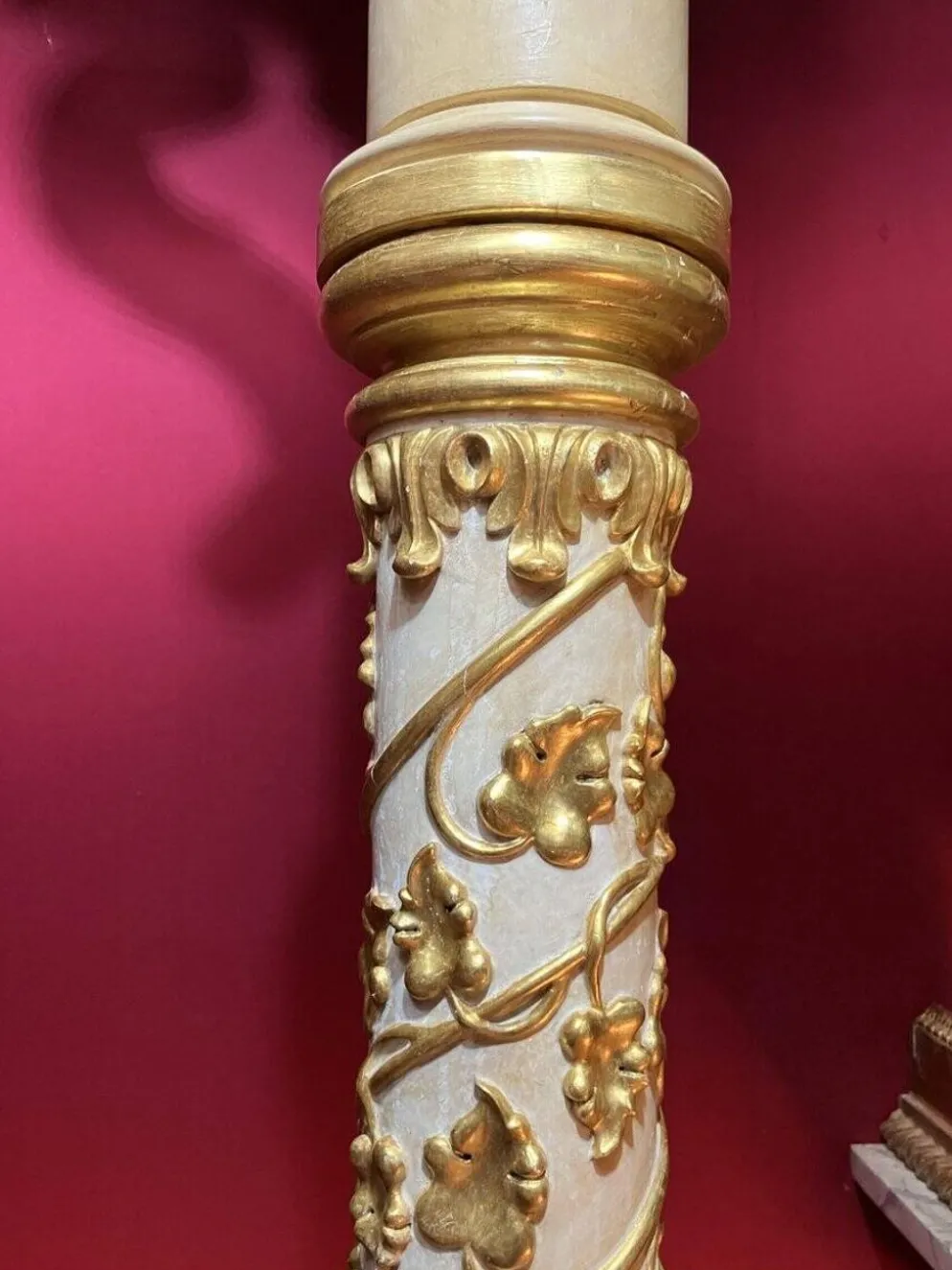 Colonne en piédestal italienne en laque blanche et feuille d'or